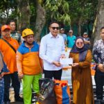Wali Kota Wahyu Hidayat menyalurkan bantuan kepada warga terdampak bencana cuaca ekstrem, Rabu 8 Oktober 2025. (Sumber Prokompim).