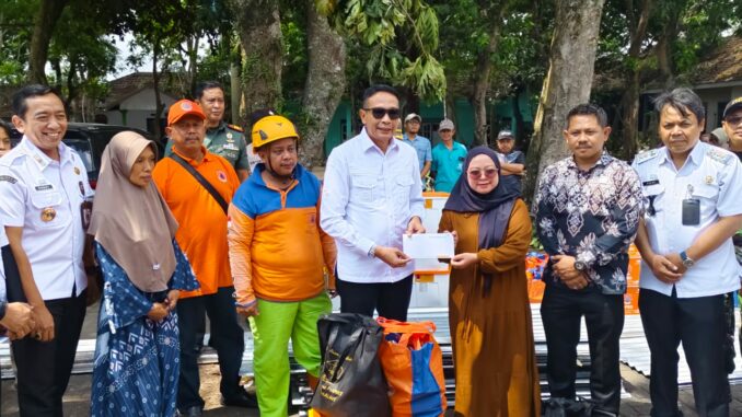 WhatsApp Image 2025-10-09 at 09.30.34 (1) Wali Kota Wahyu Hidayat menyalurkan bantuan kepada warga terdampak bencana cuaca ekstrem, Rabu 8 Oktober 2025. (Sumber Prokompim).