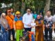 Wali Kota Wahyu Hidayat menyalurkan bantuan kepada warga terdampak bencana cuaca ekstrem, Rabu 8 Oktober 2025. (Sumber Prokompim).