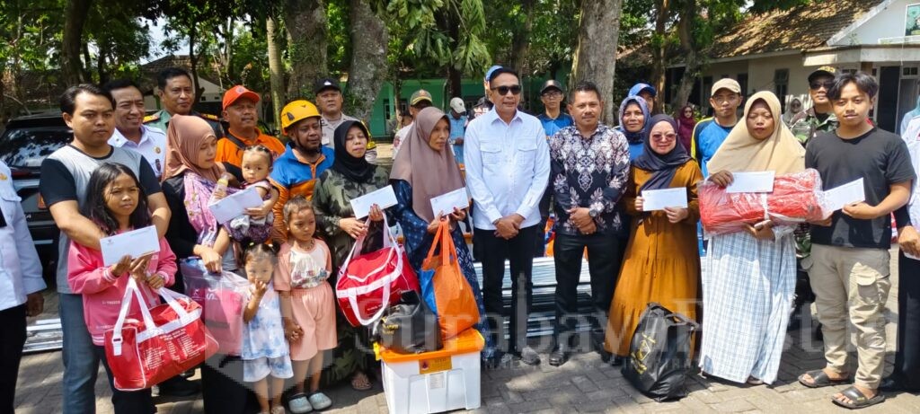 Wali Kota Wahyu Hidayat menyalurkan bantuan kepada warga terdampak bencana cuaca ekstrem, Rabu 8 Oktober 2025. (Sumber Prokompim).