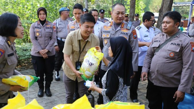 Dukung Ketahanan Pangan,  Polresta Malang Kota Tanam Jagung dan Bakti Kesehatan Gratis Hingga Gelar Pasar Beras Murah. (istimewa).