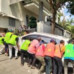 Juru sita PN Kota Malang Eksekusi Rumah Mewah di Permata Jingga, Pengosongan Lancar Tanpa Perlawanan, Kamis (9/10/2025).