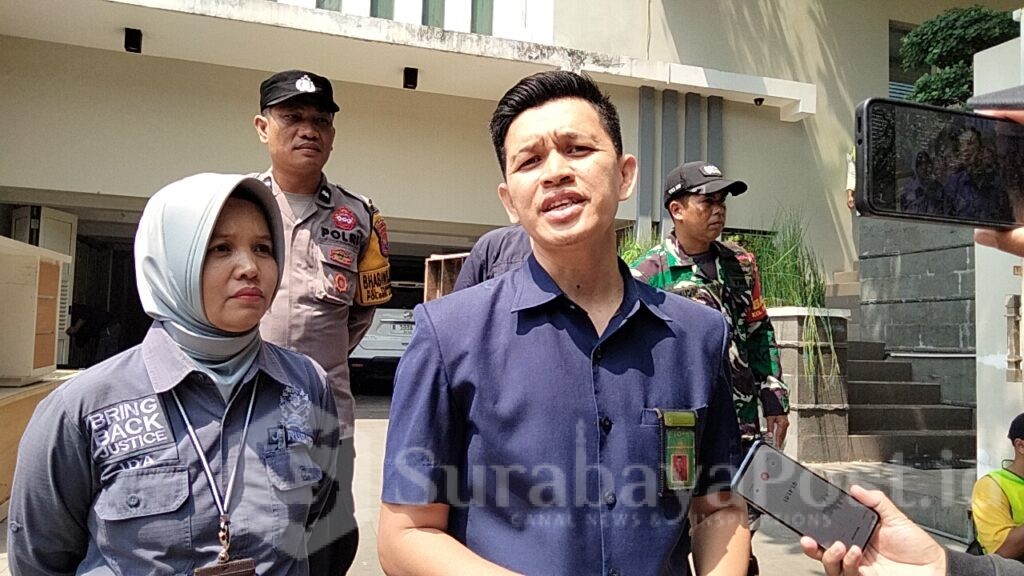 Panitera Muda Perdata PN Kota Malang, Ramli Hidayat, SH, MH memberikan keterangan kepada wartawan.
