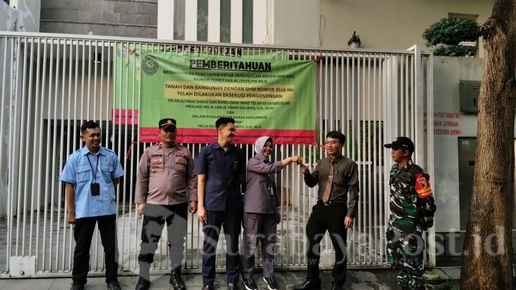 Proses penyerahan kunci dari juru sita kepada pemohon eksekusi