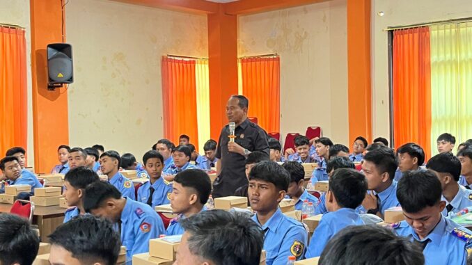 WhatsApp Image 2025-10-10 at 07.59.54 Ustadz Rokhmad, Anggota Dewan Kota Malang Bawa Semangat Anti Rokok di SMK Negeri 10, Rabu 8 Oktober 2025. (ist).