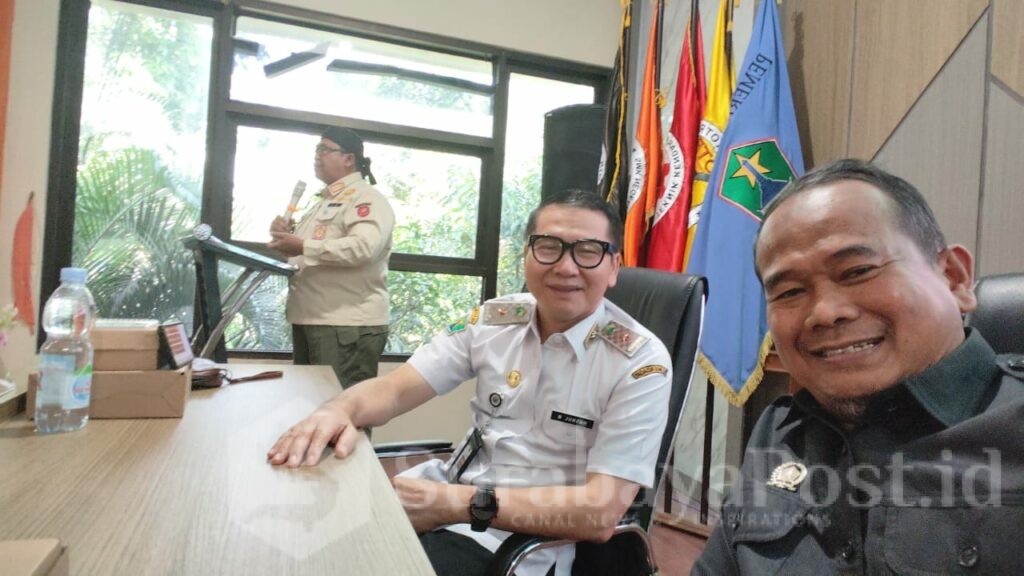 Ustad Rokhmad bersama dr Husnul Mu'arif sebagai narasumber dalam kegiatan Satpol PP Goes to School di SMK Negeri 10