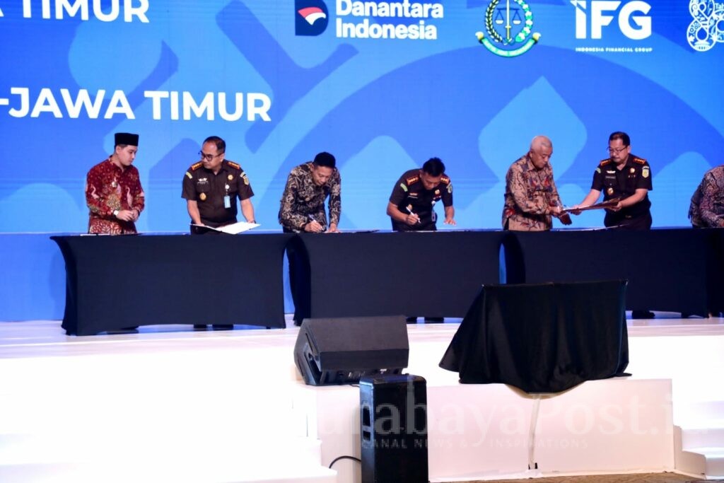 Kajari Kota Malang, Tri Joko dan Wali Kota Malang, Wahyu Hidayat menandatangani nota kesepakatan.