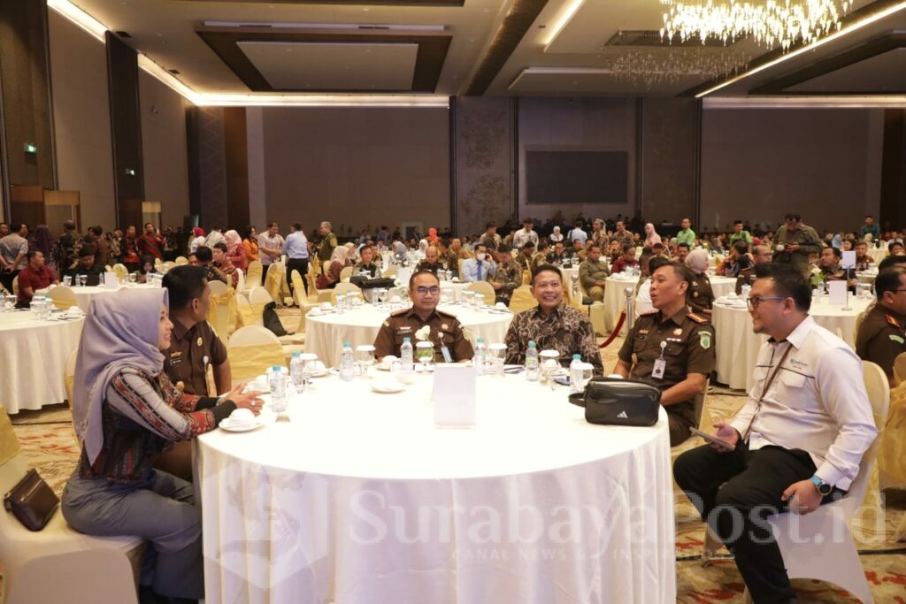 Kajari Kota Malang, Tri Joko dan Wali Kota Malang, Wahyu Hidayat disela kegiatan penandatanganan nota kesepakatan.