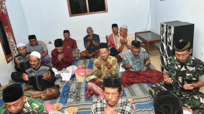 WhatsApp Image 2025-10-10 at 09.28.36 Satgas TMMD ke-126 Lebakharjo Kodim 0818/Malang-Batu menggelar kegiatan tahlilan rutin malam Jumat di Desa Lebakharjo pada Kamis (9/10/2025).