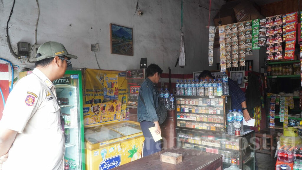 Petugas saat melakukan operasi gabungan cukai. (Sumber Diskominfo).