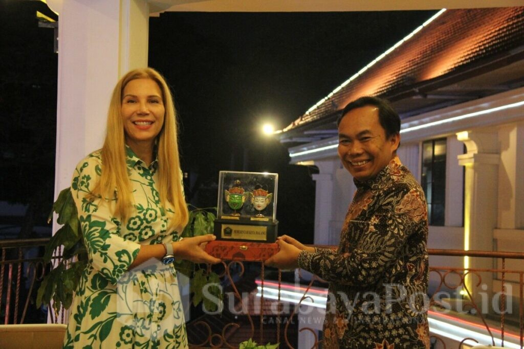 Wakil Wali Kota Malang, Ali Muthohirin membuat cinderamata kepada Dubes Bulgaria, Tanya Dimitrova. (Sumber Prokompim).