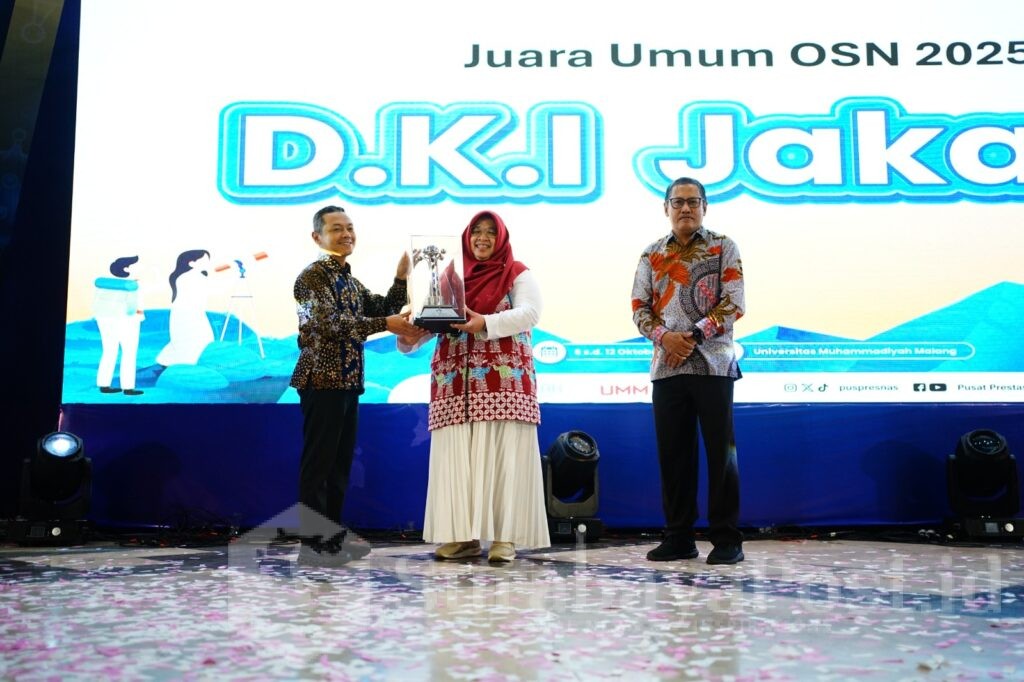 Trophy juara umum OSN diserahkan Wakil Menteri Pendidikan Dasar dan Menengah RI Dr. Fajar Riza Ul Haq, M.A. dan Rektor UMM Prof. Dr. Nazaruddin Malik, M.Si. (ist).