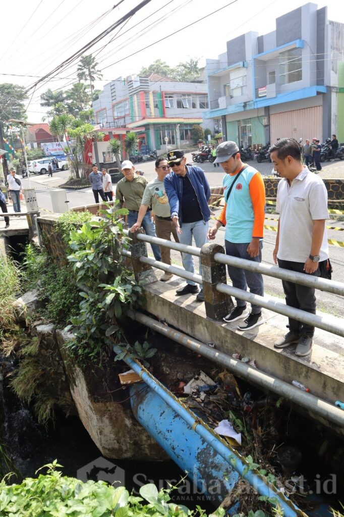Wali Kota Wahyu Hidayat saat meninjau kondisi Jembatan Sonokembang di wilayah Kelurahan Pandanwangi yang pondasinya ambrol pada Kamis (10/10/2025) sore. (Sumber Prokompim).