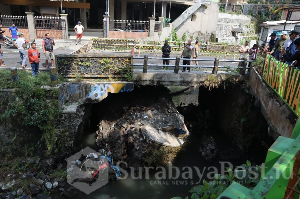 Kondisi jembatan Sonokembang di wilayah Pandanwangi pondasinya ambrol usai diterjang hujan deras.