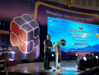 Wamendikdasmen, Dr. Fajar Riza Ul Haq, M.A., menyampaikan sambutan motivasi yang penuh optimisme bagi para peserta OSN pada penutupan di Dome UMM, Sabtu (11/10/2025) malam.