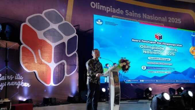 Wamendikdasmen, Dr. Fajar Riza Ul Haq, M.A., menyampaikan sambutan motivasi yang penuh optimisme bagi para peserta OSN pada penutupan di Dome UMM, Sabtu (11/10/2025) malam.