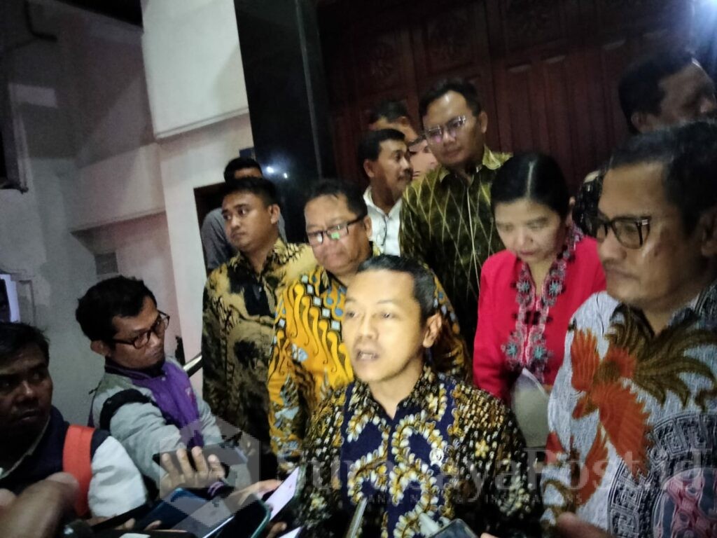 Wamendikdasmen, Dr. Fajar Riza Ul Haq, M.A, memberikan keterangan kepada wartawan