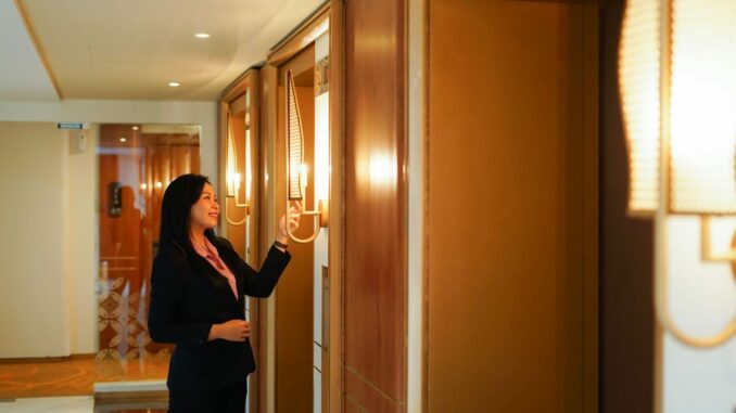 WhatsApp Image 2025-10-14 at 17.32.00 Keindahan interior Atria Hotel Malang tak hanya mencerminkan kemewahan dan kenyamanan, tetapi juga mengandung identitas budaya yang mendalam. (ist).