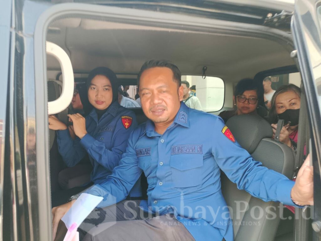 Tersangka KS (pakai masker duduk dibelakang) dikawal petugas menuju Lapas Perempuan.