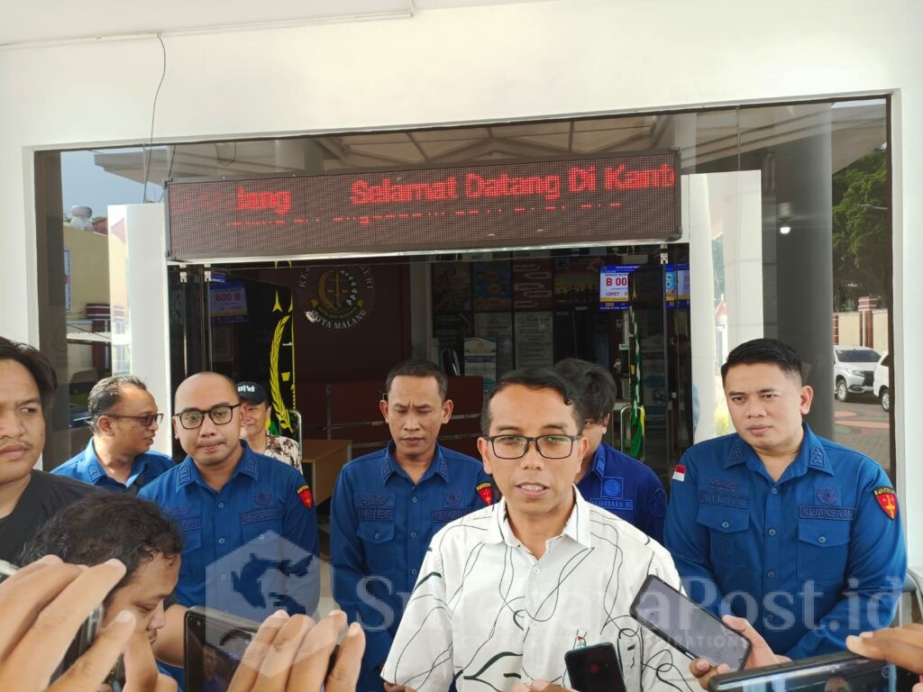 Kasi Intelijen, Agung Radityo bersama Kasi Pidsus, Lilik Dwi Prasetyo serta tim penyidik saat memberikan keterangan kepada wartawan
