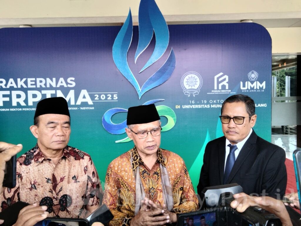 Ketua Umum Pimpinan Pusat (PP) Muhammadiyah, Prof. Dr. Haedar Nashir, M.Si saat memberikan keterangan kepada wartawan