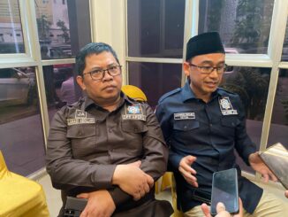 Ketua Umum DPP Apersi, Junaidi Abdilla bersama Ketua DPD Apersi Jawa Timur, Makhrus Sholeh saat ditemui awak media, Jumat (17/10/2025).