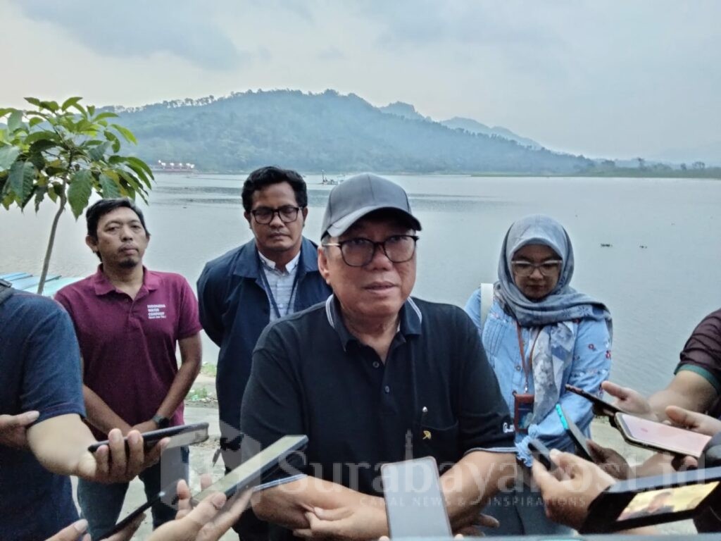 Direktur Operasional Perum Jasa Tirta 1, Milfan Rantawi saat memberikan keterangan kepada wartawan.