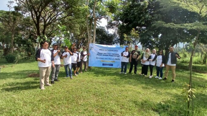 PJT 1 dan Jurnalis Peduli Sungai Tanam Pohon di Bendungan Selorejo, Minggu (19/10/2025).
