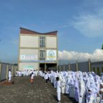 Ustad Rokhmad, anggota DPRD Kota Malang saat mengikuti Upacara hari santri di halaman SD -SMP Boarding School QurrotaA'yun. (ist).