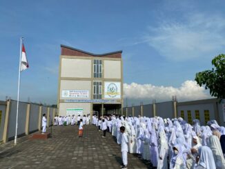 Ustad Rokhmad, anggota DPRD Kota Malang saat mengikuti Upacara hari santri di halaman SD -SMP Boarding School QurrotaA'yun. (ist).