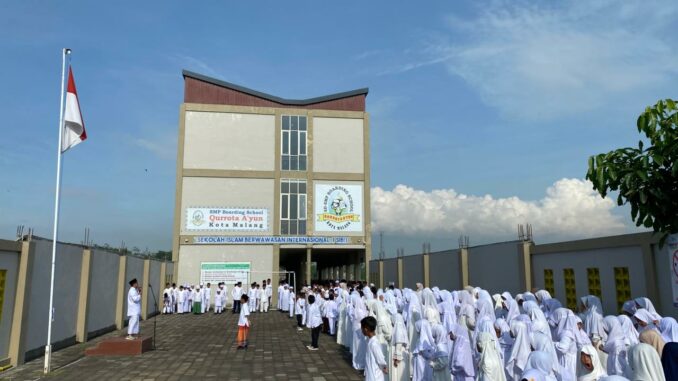 WhatsApp Image 2025-10-22 at 14.00.10 Ustad Rokhmad, anggota DPRD Kota Malang saat mengikuti Upacara hari santri di halaman SD -SMP Boarding School QurrotaA'yun. (ist).