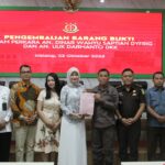 Kejari Kota Malang Serahkan Pengembalian Barang Bukti Kasus Investasi Ilegal ATG kepada Korban. Kamis 23 Oktober 2025. (Dok. Kejari).