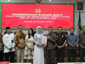 Kejari Kota Malang Serahkan Pengembalian Barang Bukti Kasus Investasi Ilegal ATG kepada Korban. Kamis 23 Oktober 2025. (Dok. Kejari).