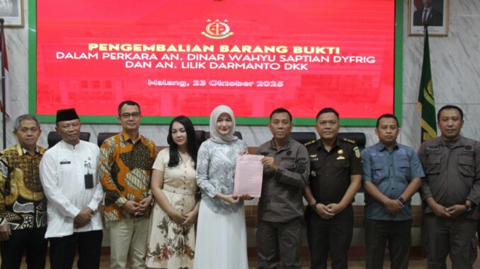 WhatsApp Image 2025-10-23 at 18.49.05 Kejari Kota Malang Serahkan Pengembalian Barang Bukti Kasus Investasi Ilegal ATG kepada Korban. Kamis 23 Oktober 2025. (Dok. Kejari).