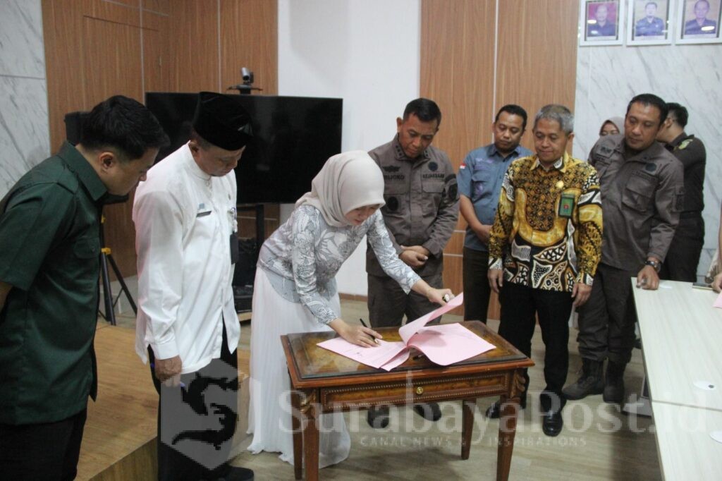 Kejari Kota Malang Serahkan Pengembalian Barang Bukti Kasus Investasi Ilegal ATG kepada Korban. Kamis 23 Oktober 2025. (Dok. Kejari).
