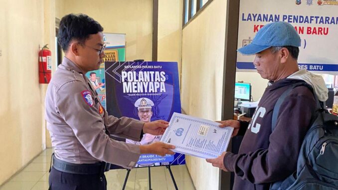 WhatsApp Image 2025-10-27 at 13.30.21 Satlantas Polres Batu meluncurkan program "Polantas Menyapa" di Kantor Bersama Samsat Kota Batu, Senin, 27 Oktober 2025. (istimewa).