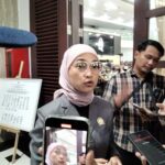 Ketua DPRD Kota Malang Bakal Tinjau Proyek Gorong-Gorong yang Sebabkan Kemacetan MALANGKOTA (SurabayaPost.id) - Ketua DPRD Kota Malang, Amithya Ratnanggani Sirraduhita berencana untuk meninjau proyek gorong-gorong yang saat ini menyebabkan kemacetan di beberapa titik di Kota Malang. Banyak pengusaha lokal yang mengeluh karena proyek ini telah berdampak pada penurunan jumlah pelanggan yang datang ke usaha mereka. Hal itu disampaikan Amithya usia rapat paripurna, Rabu (29/10/2025). Menurutnya,. Proyek gorong-gorong ini memang telah menyebabkan kemacetan yang cukup parah, terutama karena jalan akses utama menuju beberapa usaha terkemuka di kota ini ditutup oleh proyek tersebut. "Banyak pengusaha yang berharap agar proyek ini dapat segera selesai sehingga situasi dapat kembali normal," ujarnya. Perempuan yang akrab disapa Mia ini juga menyatakan bahwa ia akan melakukan peninjauan langsung ke lokasi proyek untuk memastikan apakah pihak terkait telah berkomunikasi dengan baik dengan para pengusaha sebelum proyek dimulai. Dirinya juga akan memeriksa persiapan dan pelaksanaan proyek tersebut. "Nanti coba saya akan kesana deh, saya mau kesana gitu ya, nanti coba saya cek kembali gitu, seperti apa, apakah betul memang sudah berkomunikasi dengan para pengusaha itu sebelum itu, prepnya seperti apa, persiapannya," tuturnya. Mia berharap agar proyek ini dapat segera selesai sehingga situasi dapat kembali normal dan banjir dapat teratasi. "Yang jelas kita berharap supaya proyek ini segera selesai, sehingga kembali normal," harapnya. Namun, dirinya juga menekankan pentingnya evaluasi program jika banjir masih terjadi setelah proyek selesai, untuk mengetahui apa yang salah dan bagaimana solusinya. "Semua program yang terlaksana harus kita evaluasi," tegas politisi PDIP tersebut. Mia menekankan pentingnya evaluasi untuk memastikan bahwa program yang dijalankan efektif dan dapat memberikan solusi yang tepat untuk masyarakat. Dengan demikian, diharapkan proyek gorong-gorong ini dapat memberikan manfaat yang maksimal bagi masyarakat Kota Malang. (lil).