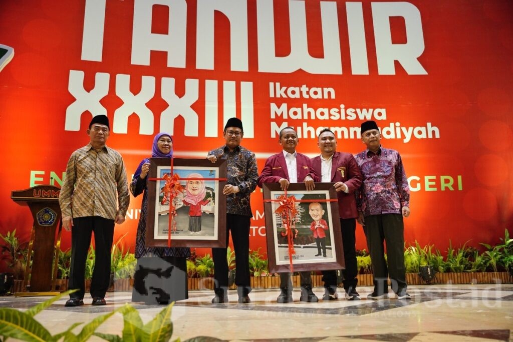 Rektor UMM Prof. Dr. Nazaruddin Malik, M.Si memberikan cindera mata kepada Gubernur Khofifah dan Menteri Bahlil. (ist).