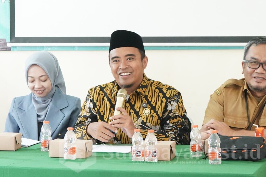 Rendra Masdrajad Safaat (tengah), anggota DPRD Kota Malang desak Pemprov Jatim segera selesaikan proyek Drainase di Jalan Sukarno - Hatta. (istimewa).