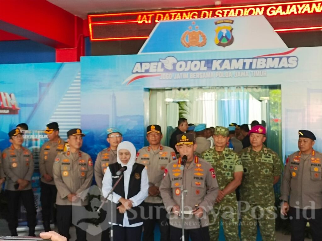 Kapolri Jenderal Listyo Sigit Prabowo memberikan keterangan kepada wartawan usai memimpin apel ojek online Kamtibmas di Stadion Gajayana.