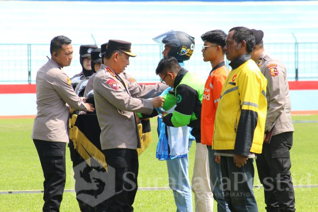 Secara simbolis, Kapolri Jenderal Listyo Sigit Prabowo menyematkan rompi kepada perwakilan Ojol. (ist).