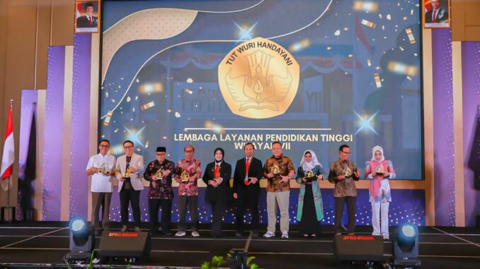 WhatsApp Image 2025-10-31 at 17.03.16 UIBU Kembali Raih Anugerah Kampus Unggulan LLDIKTI Wilayah 7 Jawa Timur 2025, Jumat 31 Oktober 2025. (Foto: Humas UIBU).