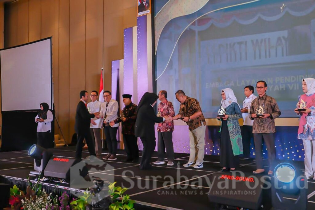 Dr, Rochsun, M.Kes wakil dari UIBU saat menerima anugerah penghargaan Kampus Unggulan dari LLDIKTI Wilayah VII Jatim. (ist).