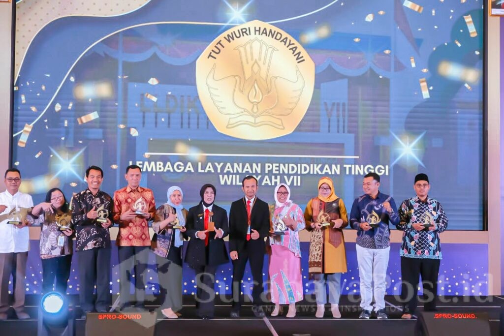 Pose bersama usai menerima penghargaan