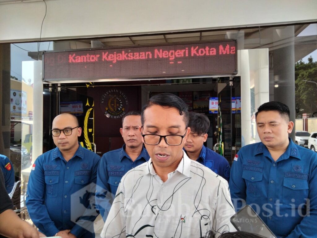 Kasi Intelijen Kejari Kota Malang, Agung Radityo bersama Kasi Pidsus Lilik Dwi Prasetyo dan tim penyidik Kejari Kota Malang