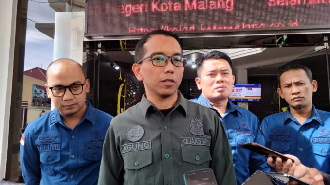 dae3a849-0412-45f9-b048-1d6274b90d65 Kasi Intelijen, Agung Radityo bersama Kasi Pidsus Lilik Dwi Prasetyo dan tim penyidik Kejari Kota Malang temukan kerugian Negara Rp 2,1 Miliar pada Aset Pemerintah di Jl. Raya Dieng.