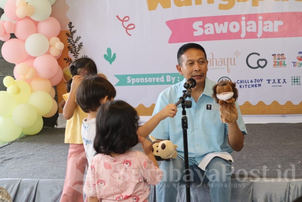 Dengan gaya bercerita yang ekspresif dan interaktif, Wahyu Hidayat berhasil memancing tawa dan antusiasme anak-anak yang duduk di depan panggung. (Sumber Prokompim).