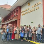 TOLAK EKSEKUSI: Puluhan perwakilan pemilik unit apartemen MCP didampingi kuasa hukumnya siap melawan lelang eksekusi usai annmaning di PN Malang Kelas 1A, Rabu (5/11/2025) siang.