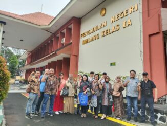 TOLAK EKSEKUSI: Puluhan perwakilan pemilik unit apartemen MCP didampingi kuasa hukumnya siap melawan lelang eksekusi usai annmaning di PN Malang Kelas 1A, Rabu (5/11/2025) siang.