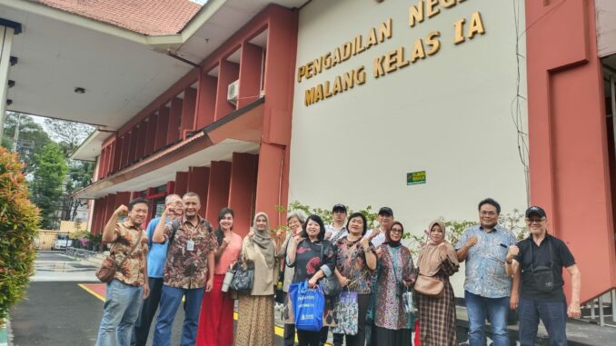 TOLAK EKSEKUSI: Puluhan perwakilan pemilik unit apartemen MCP didampingi kuasa hukumnya siap melawan lelang eksekusi usai annmaning di PN Malang Kelas 1A, Rabu (5/11/2025) siang.